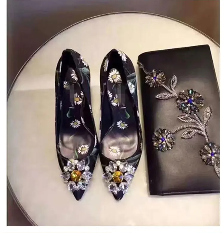 Кожаные туфли на высоком каблуке с блестящими бриллиантами и цветочным принтом; женские свадебные туфли с острым носком, украшенные цветком и разноцветными стразами; женские туфли со стразами