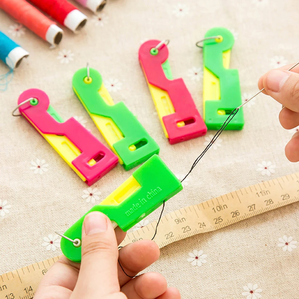 приспособление для вдевания нитки в иголку. приспособление для вдевания нитки в иголку. вдевание нитки в иголку. автоматический вдеватель нитки в иголку. автоматический нитевдеватель needle threader.