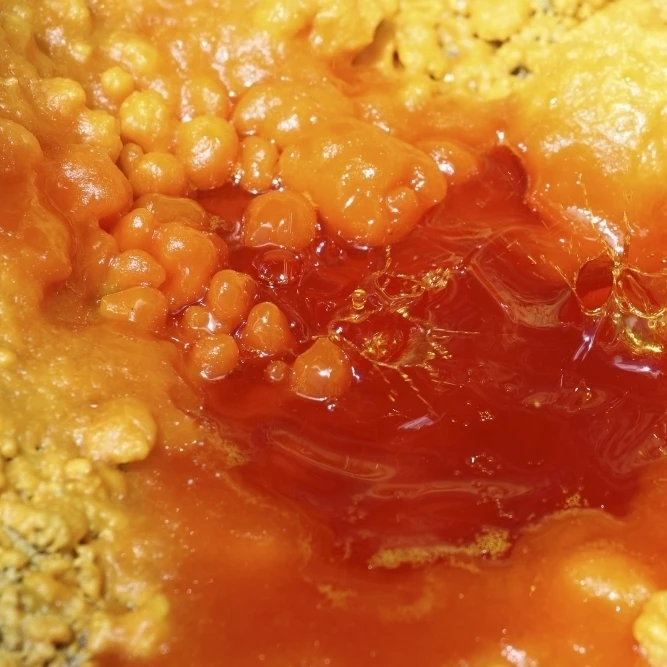 Брызги расплавленного металла. Сера в жидком виде. Расплавленное золото. Расплав серы. Желтая сера.