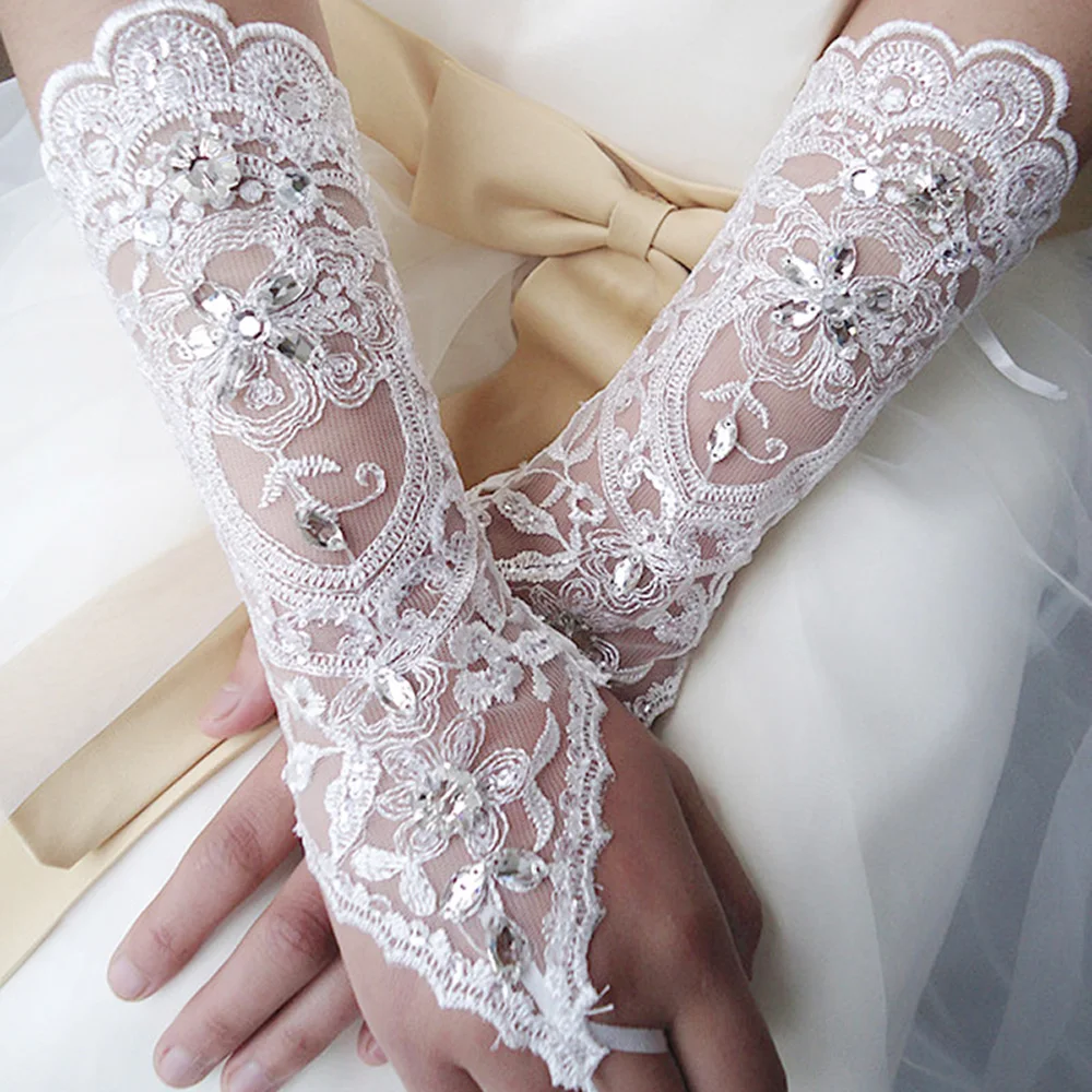 Белый Для женщин митенки для невесты Элегантные Короткие со стразами кружевная перчатка Mariage свадебные аксессуары дешевые невесты перчатки noiva
