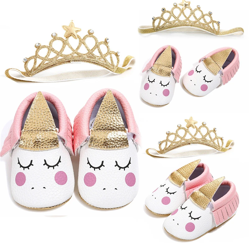 Новорожденных маленьких девочек кроватки обувь мультфильм Единорог печати антискользящий для новорожденных обувь Мокасины детские пинетки принцесса пре-ходунки