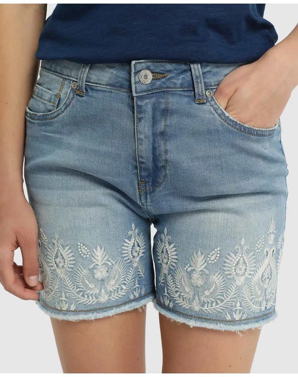Fórmula Joven Short Vaquero de Mujer con Bordado Color Azul Estampado Liso Cierre Cremallera Botón Trabillas en la Cintura Woman Fashion Moda Casual Pantalones Cortos El Corte Ingles Verano 2019 -