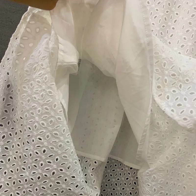 Kopen TWOTWINSTYLE Zomer Vintage Solid Vrouwen Jurk V hals Bladerdeeg Mouw Hoge Taille Button Hollow Out Midi Jurken Vrouwelijke Mode 2019