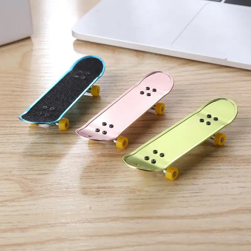 

Mini Skateboards Set Alloy Finger Skate Board Developmental Toys Finger Scooter Novelty Skate Board Toys for Children (Random)
