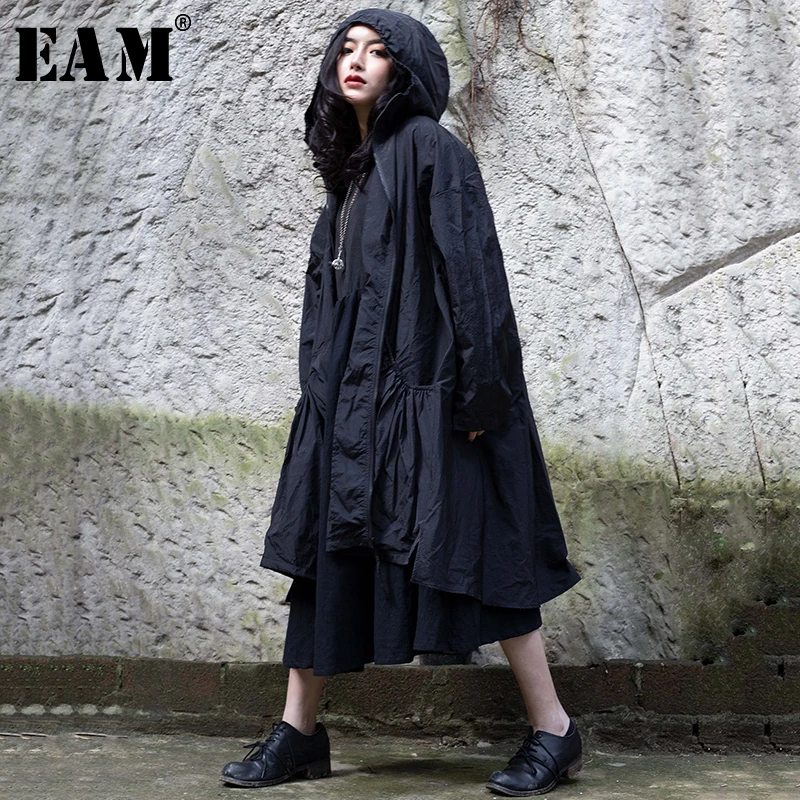 

[EAM] 2019 New Autumn Winter Lapel Hooded Long Sleeve Zipper Pleated Loose Personality Windbreaker Women Trench Fashion 1C104