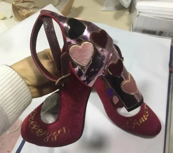 Женские туфли лодочки Мэри Джейн на массивном каблуке с нашивками и сердечками
