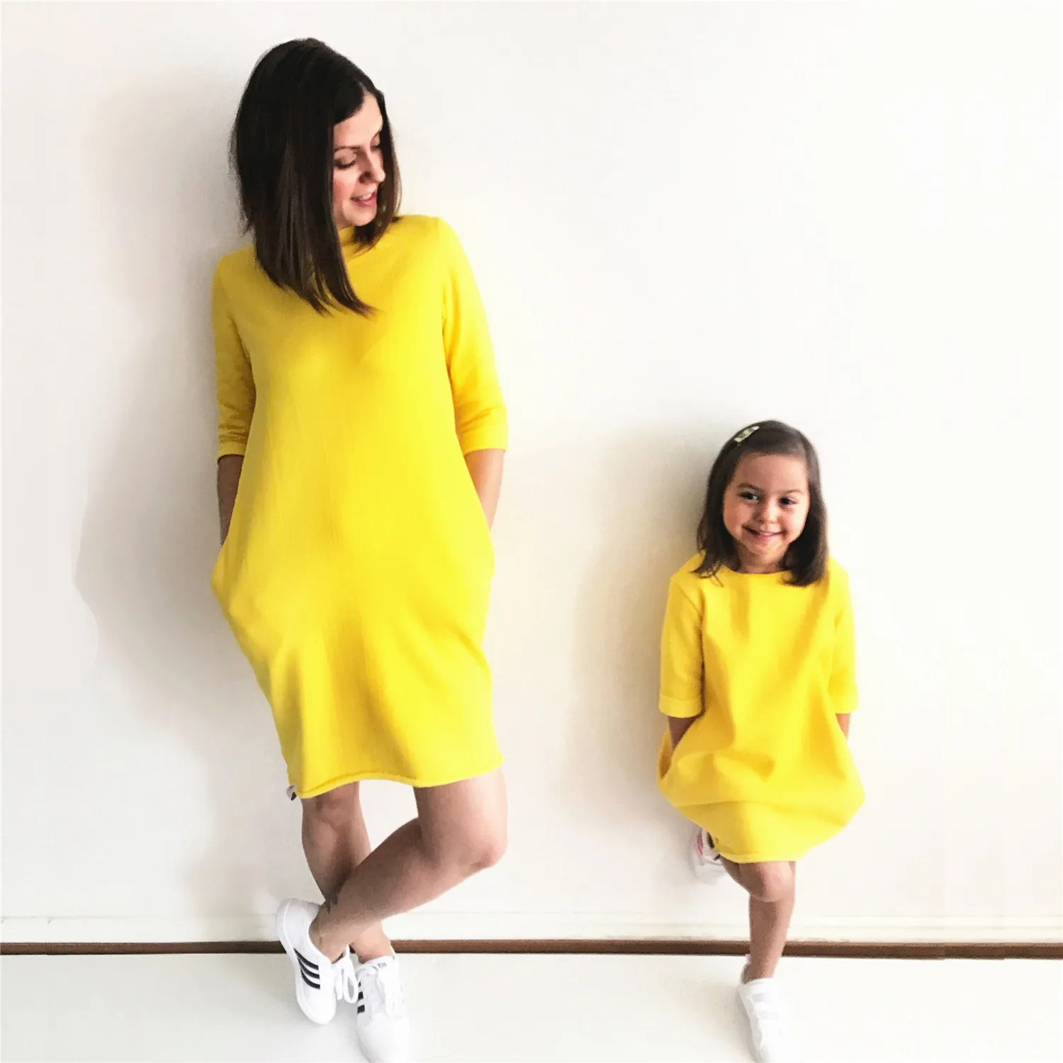 Модные яркие одинаковые платья для всей семьи; Летние однотонные желтые прямые платья с длинными рукавами для мамы и дочки; одежда