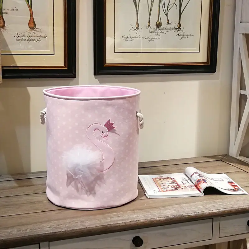 Baratos D35XH40cm cesta de la ropa sucia 2019 nueva cesta Rosa organizador en forma de cisne cesta de almacenamiento con cordón para libros de Juguetes