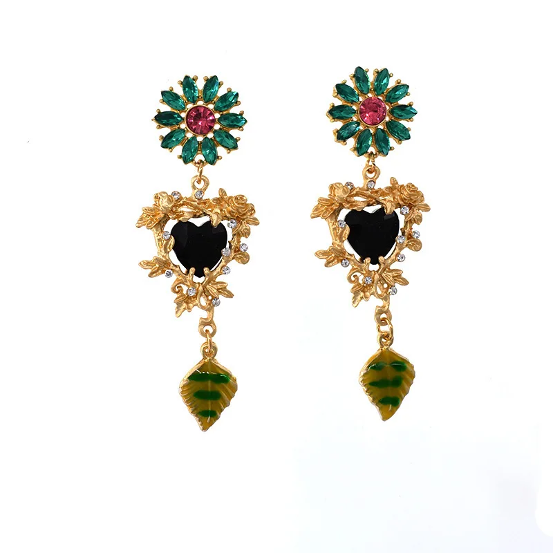 

Baroque Vintage Jewerly Women Drop Earrings With Crystal Rhinestone Gold Color European Style 1pair
