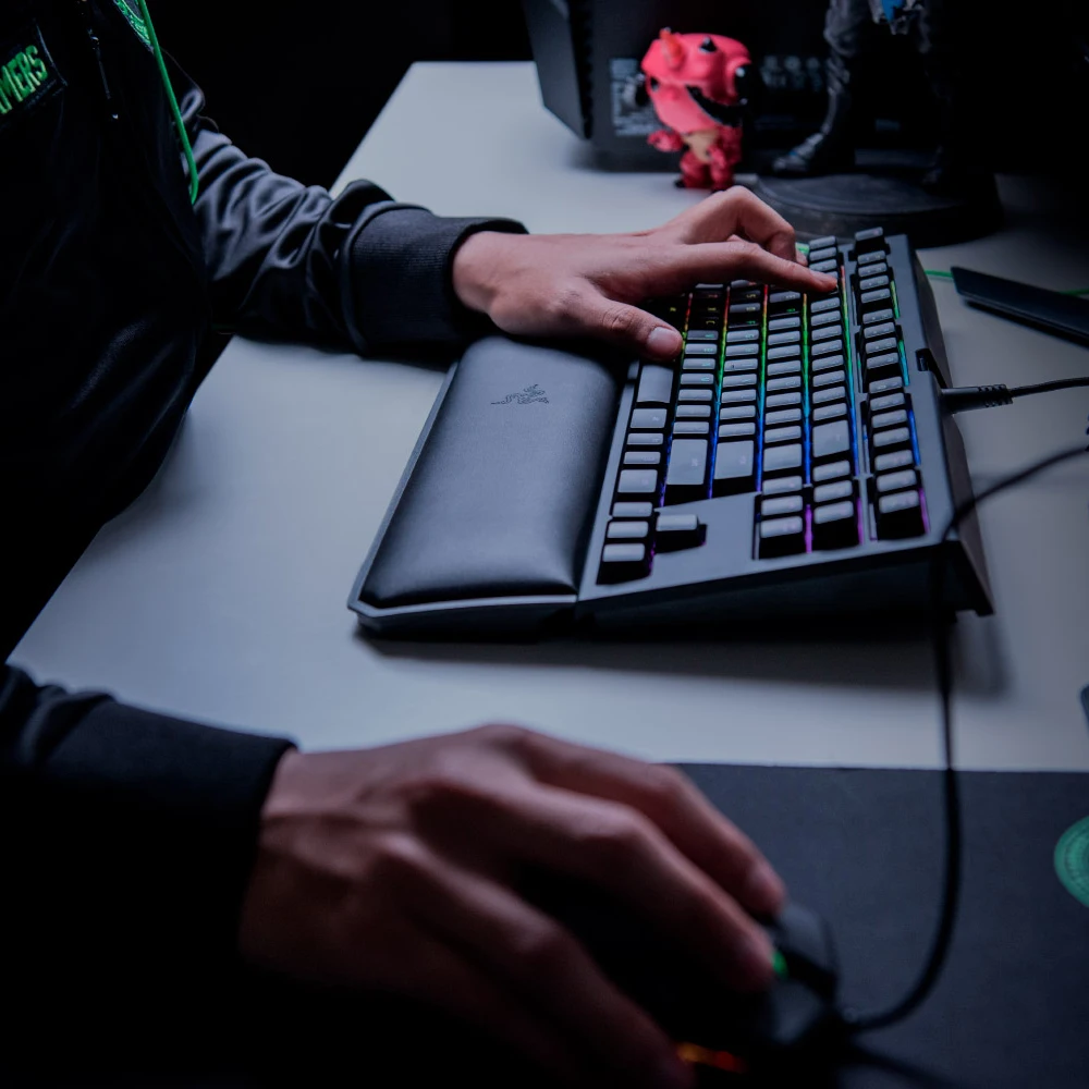 Механическая игровая клавиатура Razer blackтна Tournament Edition Chroma V2 с RGB подсветкой