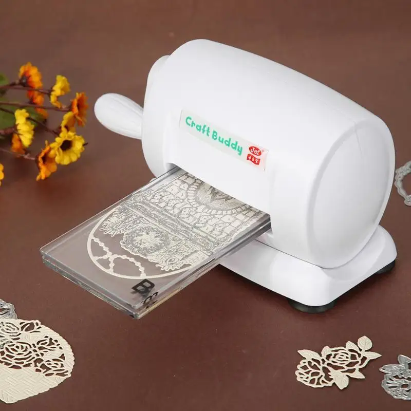 Baratos Máquinas troqueladas troqueles de corte en relieve en casa DIY de plástico de Scrapbooking cortador de papel herramienta de tarjeta cortador de tarjetas troqueladora