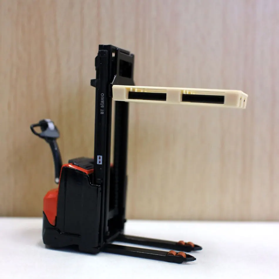 

1/24 Forklift Model Metal Electric Car BT LEVIO Forklift and BT STAXIO Pallet Truck Simulation Engineering Transport Vehicle