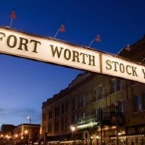 Вывеска над дорогой в сумерках Fort Worth Stockyards Texas USA плакат печать (12x6) | Дом и сад