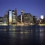 Манхэттен skyline seen from Fulton Ferry Бруклин Нью Йорк штат США плакат печать (18x6)|Таблички и