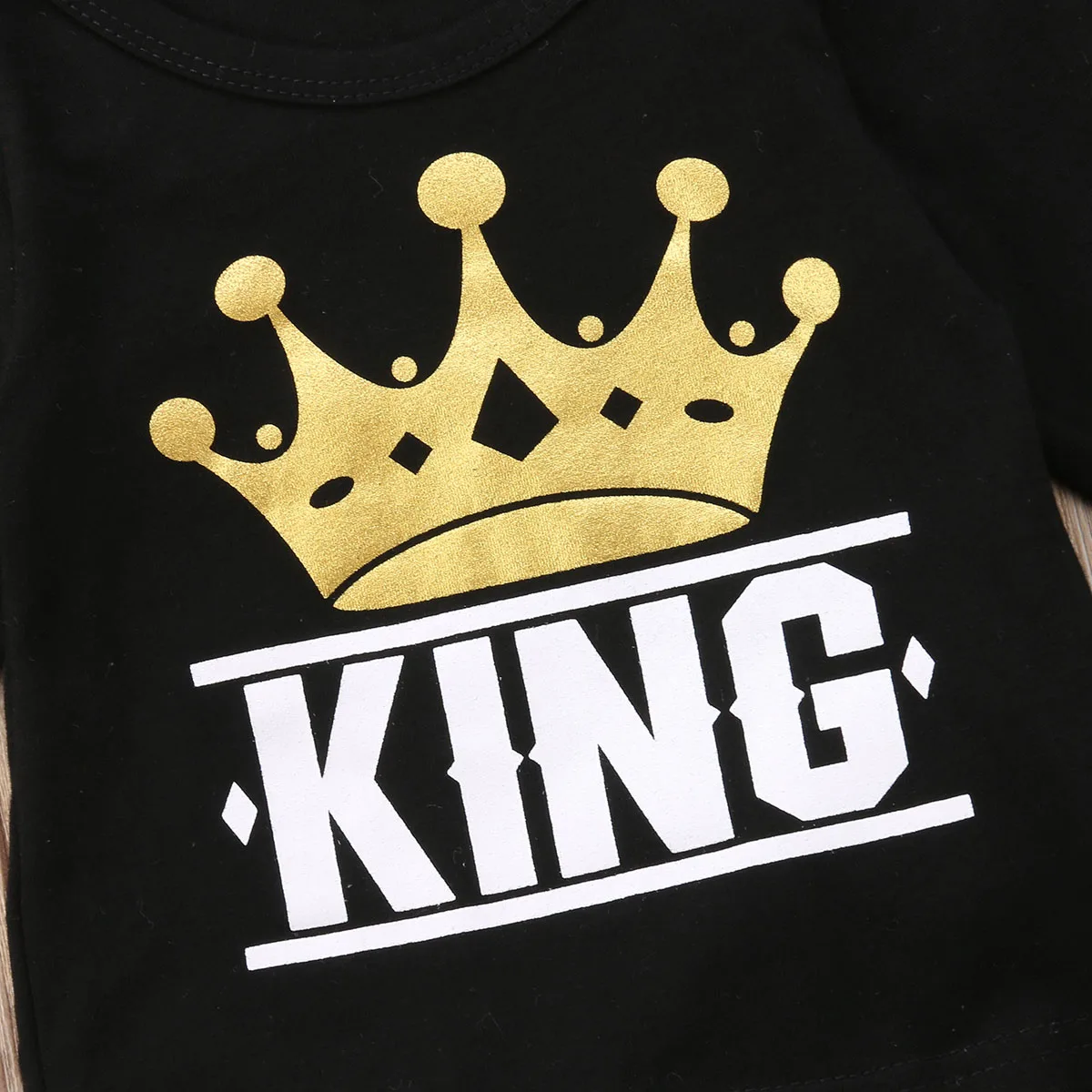 Комплекты модной повседневной одежды для маленьких мальчиков комплект из 2 предметов, черная футболка с длинными рукавами и надписью «KING» топы, штаны с камуфляжным принтом От 0 до 5 лет