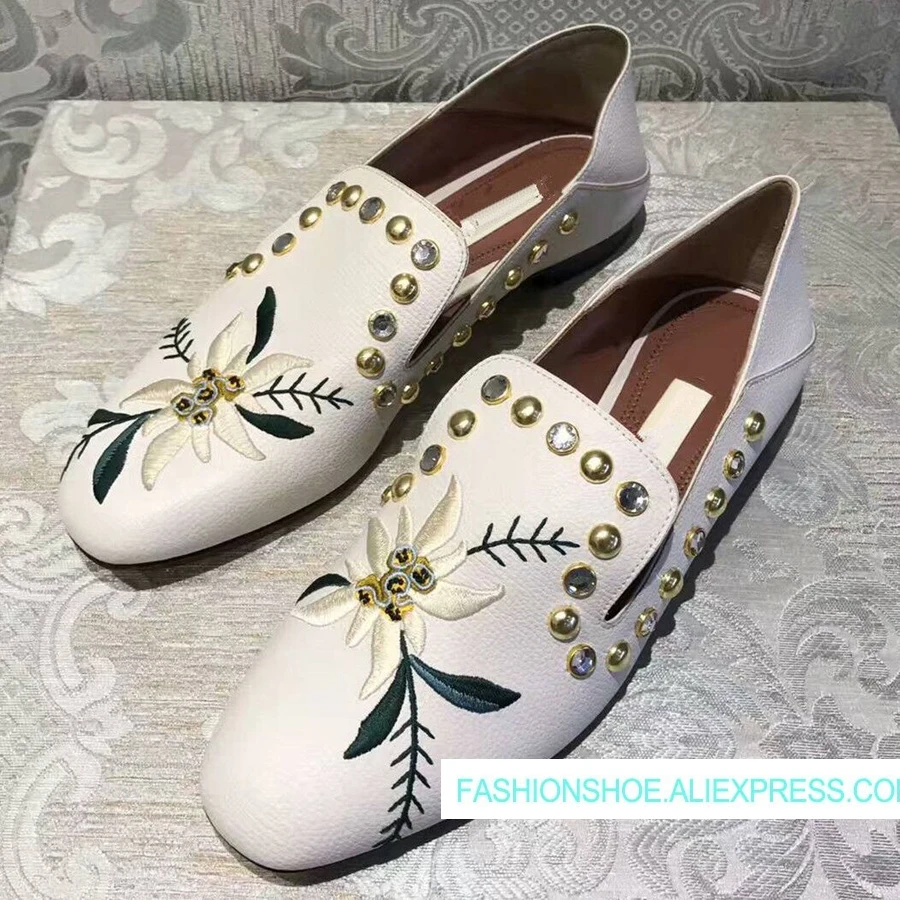 

Hot 2019 New Spring Summer Shoes Woman Casual Flats Embroider Lazy Loafers Leather Flats Slip On Cozy Flats Designer Woman Shoes