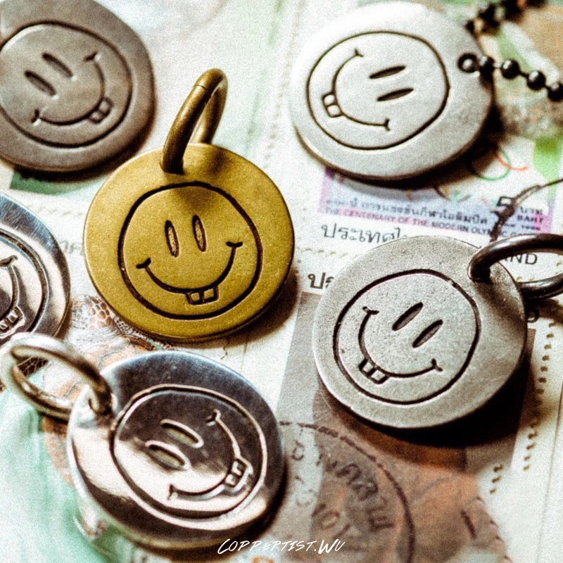 

coppertist.wu "Always be smiling" silver Handmade smiley face pattern Circle Keychain Metal Round Logo Key Chain Key Ring