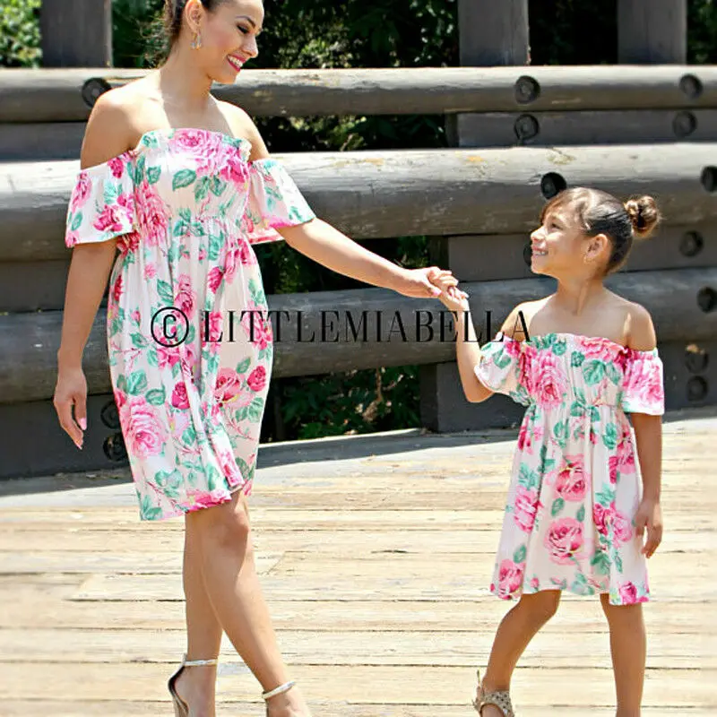 Летняя мода Семья Платье с цветочным узором для мамы и дочки для маленьких девочек с цветочным принтом с открытыми плечами платье одежда наряд