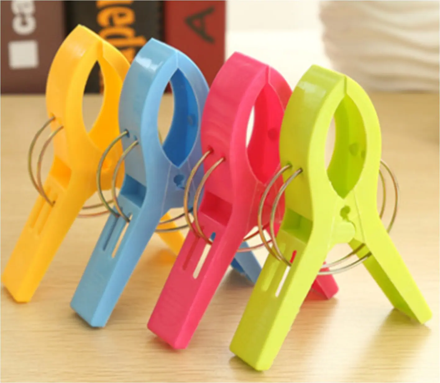 

Limit 100 4x Random Color New Plastic Large Size Towel Pegs Clips Quilt Bed Sheets Drying Clip
