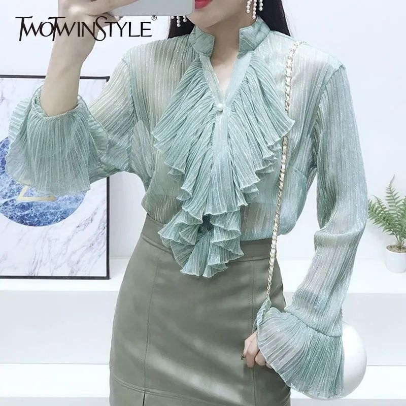 TWOTWINSTYLE элегантный Для женщин рубашки блузка V шеи Flare с длинными рукавами и оборками короткий пуловер Топ женский Осень 2018 корейская мода