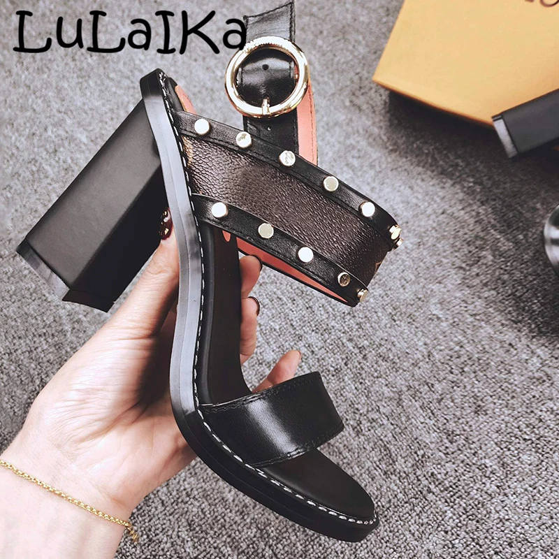 

Summer New Brand Lady High Heels 2019 Fashion Rivets Shining Solid Color Buckle Shoes Sexy Lady Wedding Wedding Sandals