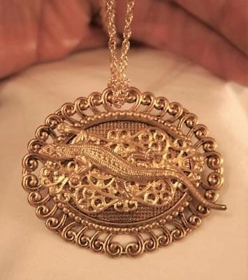 Lovely Swirled Rim Sculpted Gecko Lizard Salamander Goldtone Necklace Brooch |