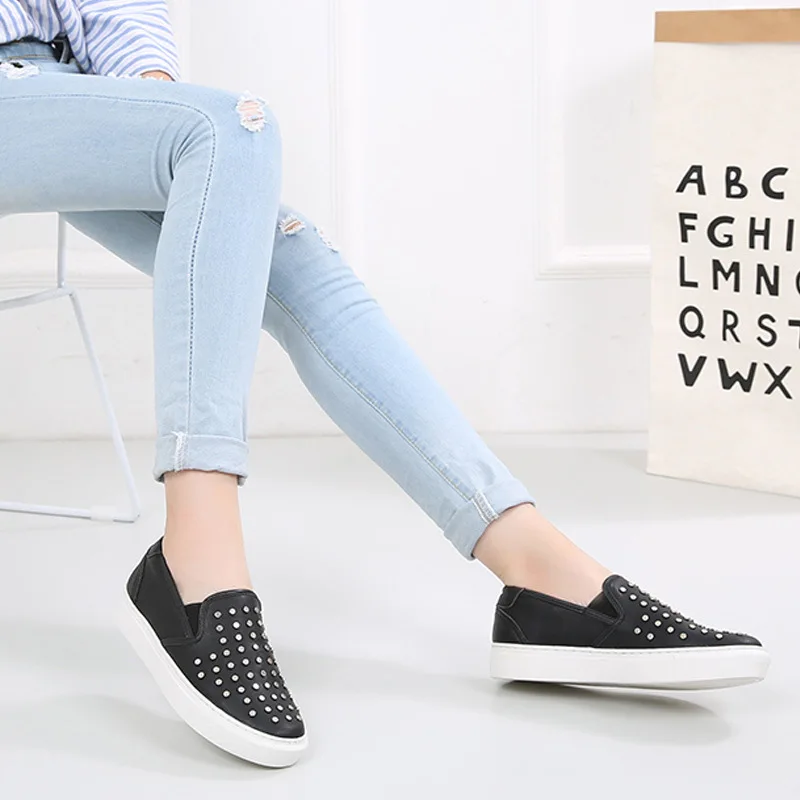

2019 Genuine Leather Shoes Woman Black Leisure Rivet Shoe Flat Shoes
