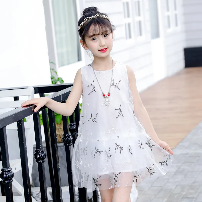 

Girls dress new summer 2019 loose small fresh sleeveless mesh embroidery children's clothing Send necklace