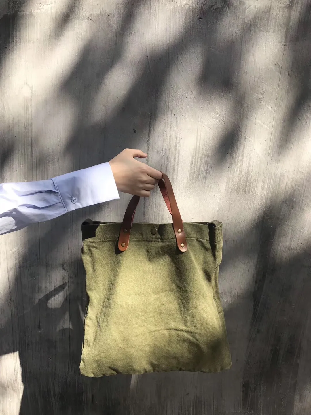 

The new canvas women's bag is simple, solid, single shoulder, and sloping.