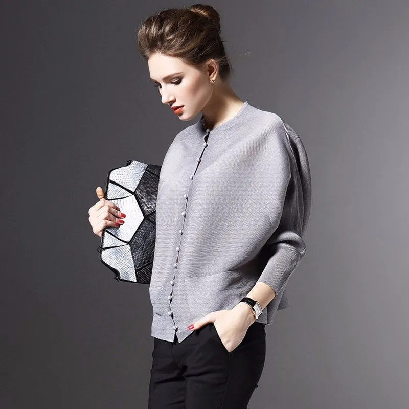 LANMREM 2019 New Fashion Pleated Clothing Shirt O-neck Long Batwing Sleeve Single Breasted Pleated Pockets Woman Blouse SA566