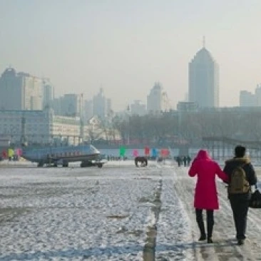 Парные идя на замороженной реке Songhua река Harbin Heilungkiang провинция Китай печать