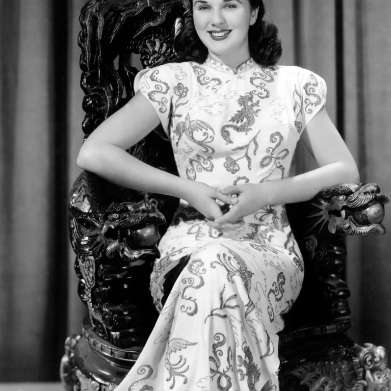 Deanna Durbin позирует в костюме используется удивительной миссис Холлидей 1943 фото