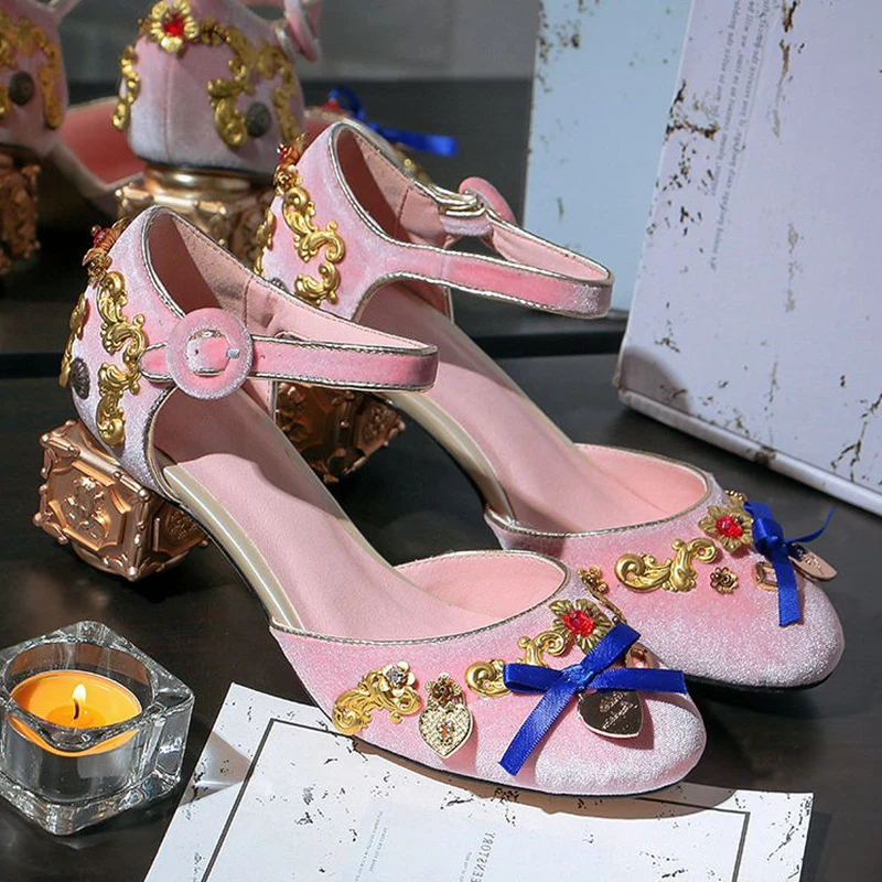 

2018 Hot Summer Spring Shoes Woman Pumps Med Strange Style Metal Decoration Retro Design Pumps Party Wedding Tipe Shoes Woman