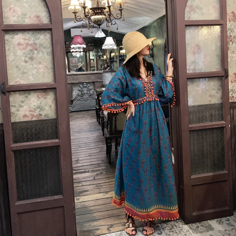 

Make new Thailand India Nepal vacation wind v-neck MAO qiu side waist high embroidery dress