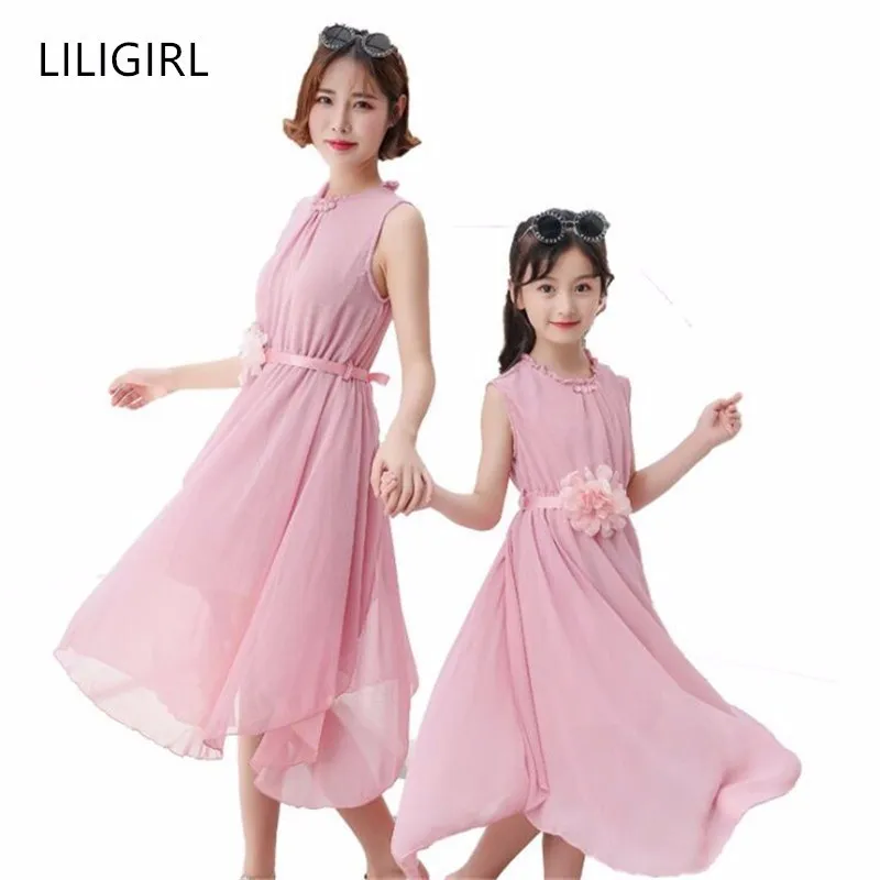 

LILIGIRL 2019 New Mommy and Me Summer Beach Dress Mother Daughter Kids Dresses for Girls Famliy Chiffon Matching Clothes Outfits