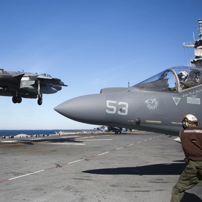 An AV 8B Harrier земли на летной палубе USS Kearsarge плакат печать (17x11)|Таблички и знаки| |