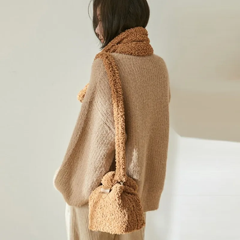 

Super Seabob Winter Tote Bag Casual Fur Handbags For Women Made By Whole Pieces Clutch Bag Plush Puffy Bag Furry Bucket OE509