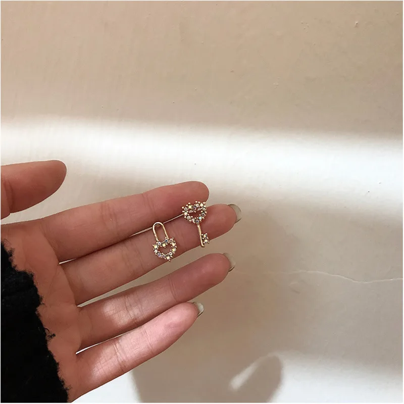 

2019 Korean Temperament Simple Wild Asymmetric Color Crystal Key Lock Heart-shaped Sweet Cute Little Earrings Girl Party Lady