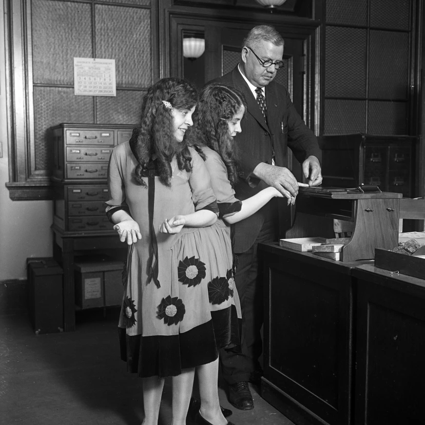 Hilton Sisters Fingerprinted 1926 Poster Print by Science Source (24 x 36) | Дом и сад