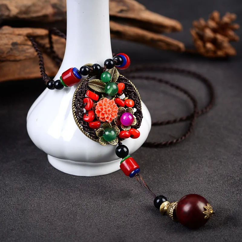 Kopen Delicate Bloem Patroon Antieke Bronzen Medaille Hanger Ketting Rode Kralen Gevlochten Touw China Etnische Ketting Vrouwen Sieraden