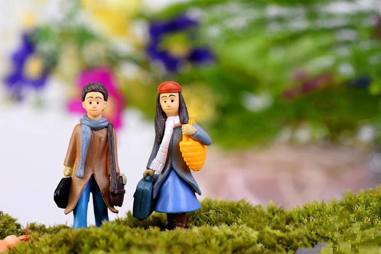 Miniature Couple Figurines 1Pair MiniSweety Lovers with trunk Fairy Garden Gnome Moss Terrarium DIY Ornament Garden Decor miniature duck figurines ornament crafts miniature ornament miniature couple ornament miniature figurines