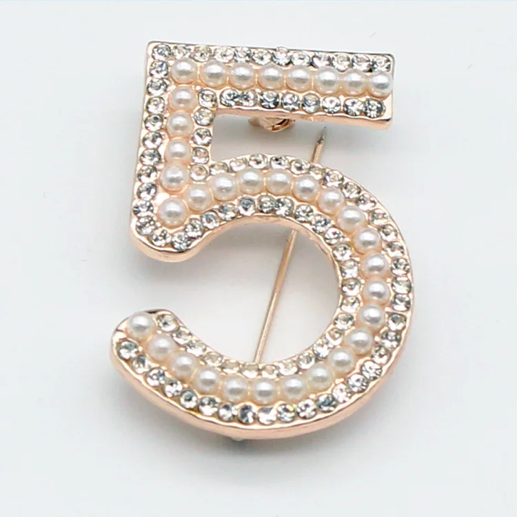 

European retro Pearl 5-character Brooch