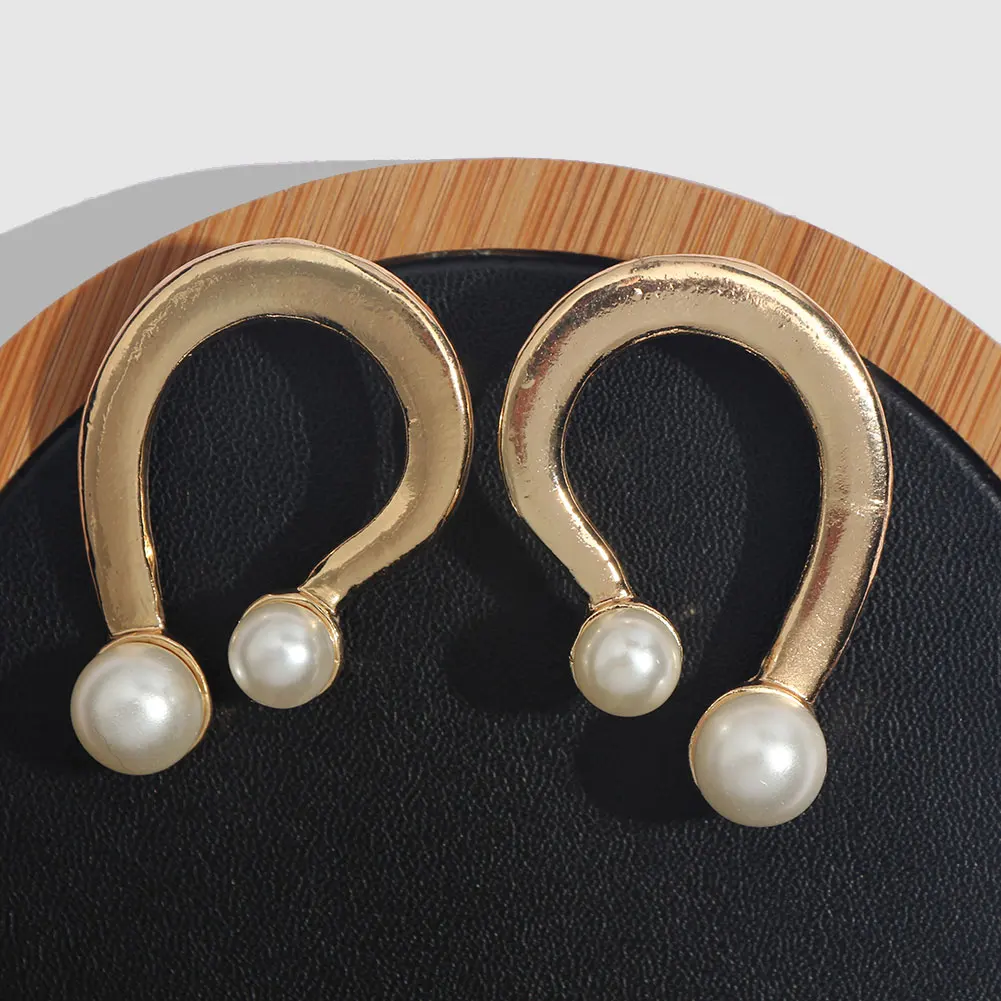 

JUST FEEL Vintage Golden Statement Pearls Stud Earrings for Women Jewelry Matte Metal Embossed Portrait Brincos