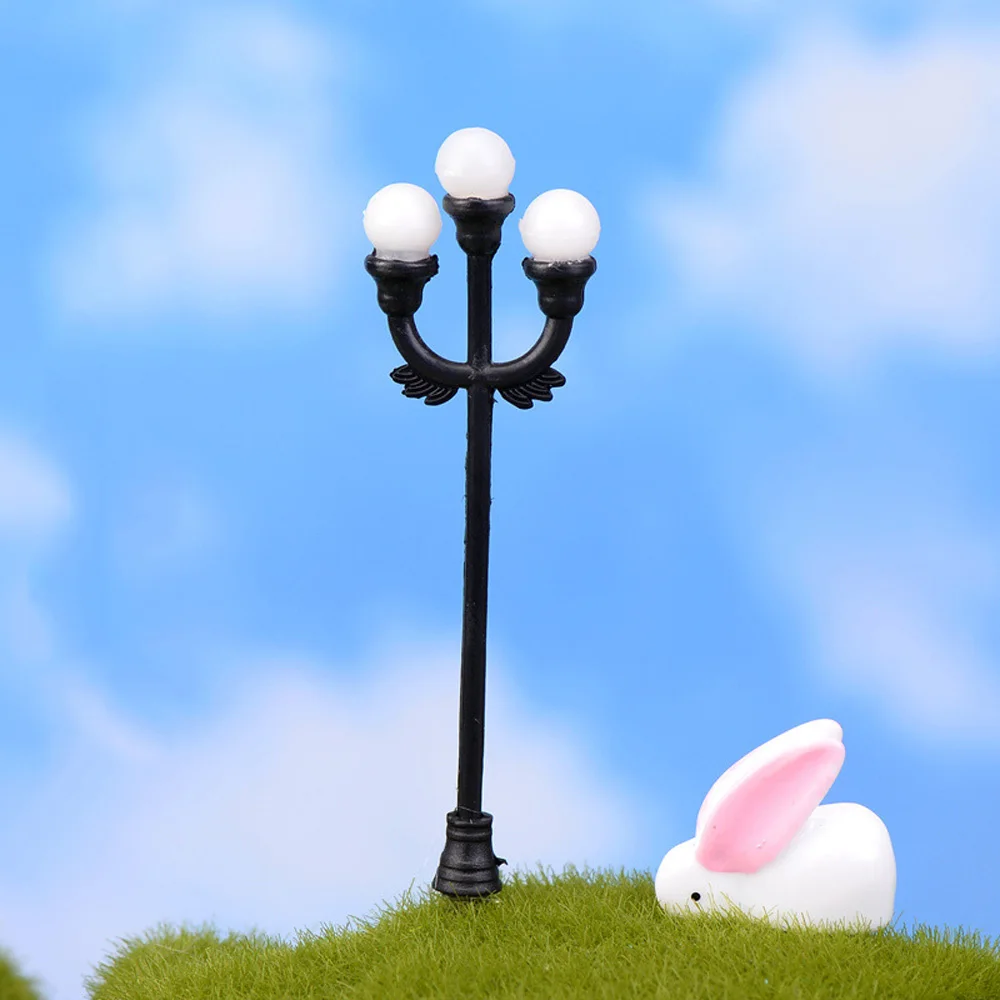 

2PC 1:12 Dollhouse Miniature Metal LED Light Garden Lamp Home Decor Useful New