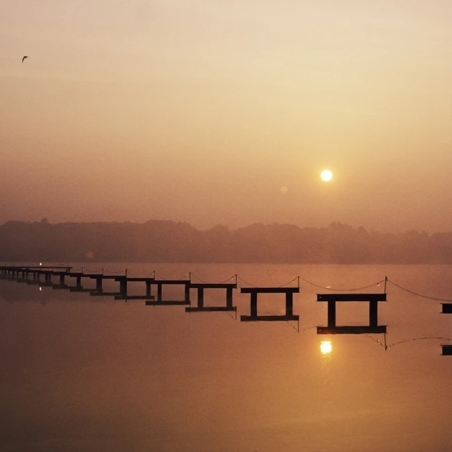 США Нью Джерси восход солнца над внутренним водным путём с отражениями в гладкой