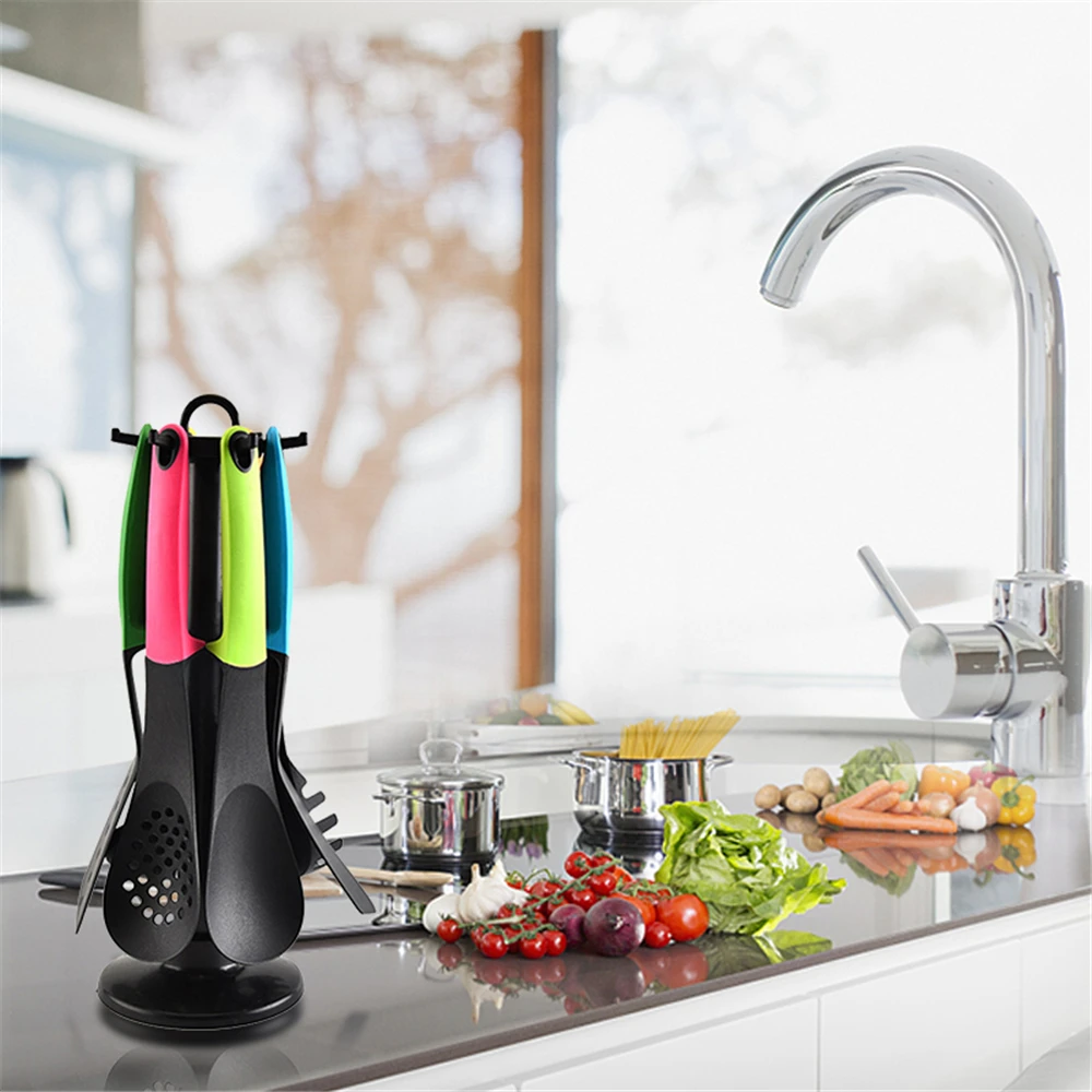 Koop 7 stks set Nieuwe Nylon Kookgerei Set non stick Platte Spatel Soep Vergiet Met Stand Rack Houder Keukengerei voor koken Tool