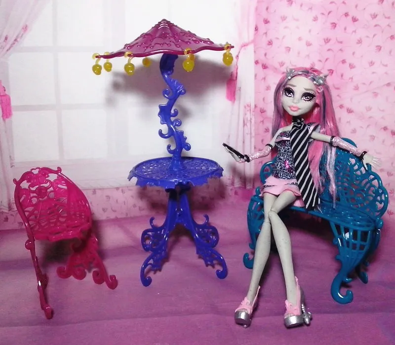 Новое поступление модный набор мебели для куклы Monster high(кресла+ стол с зонтиком от солнца+ стулья