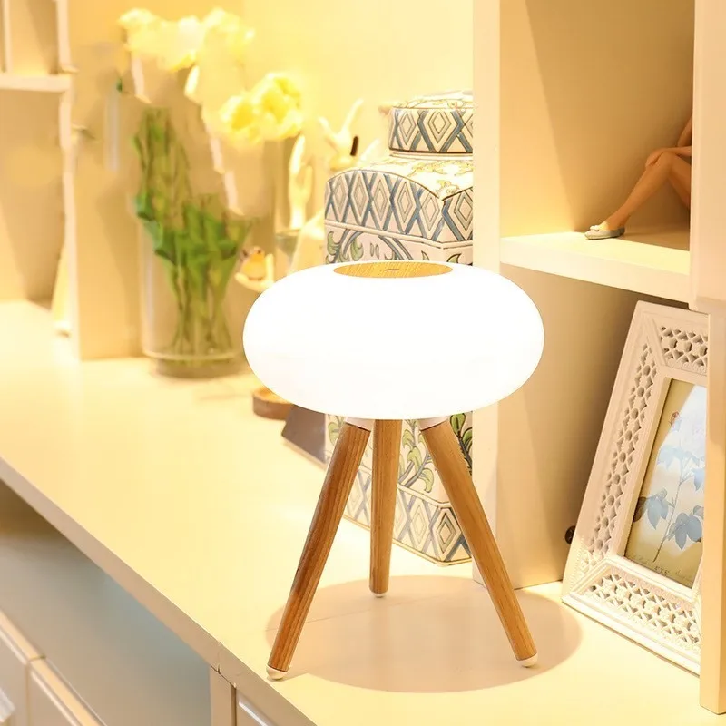 

Fashion Nordic simple gesture induction LED charging table lamp infrared induction convenient solid wood USB charging smartLight