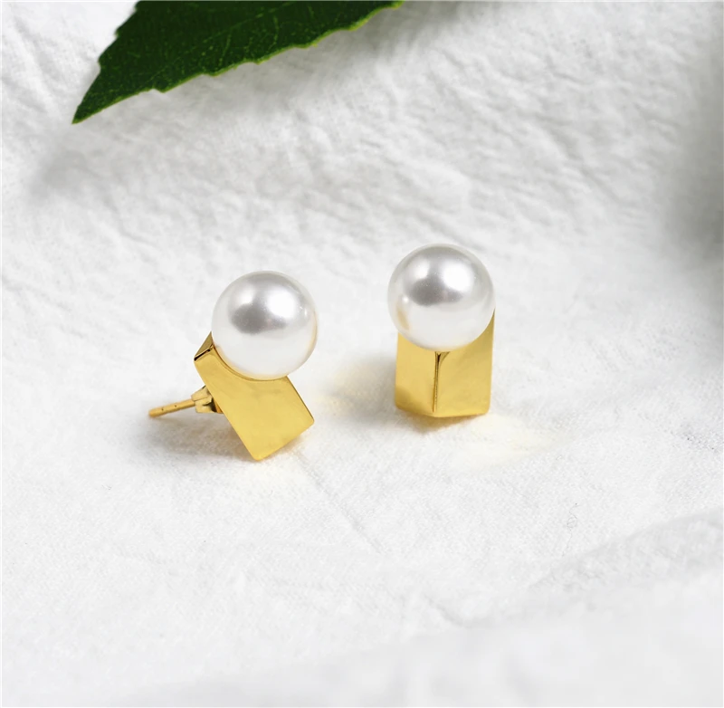 

European and American net red niche design French earrings female simple pearl earrings