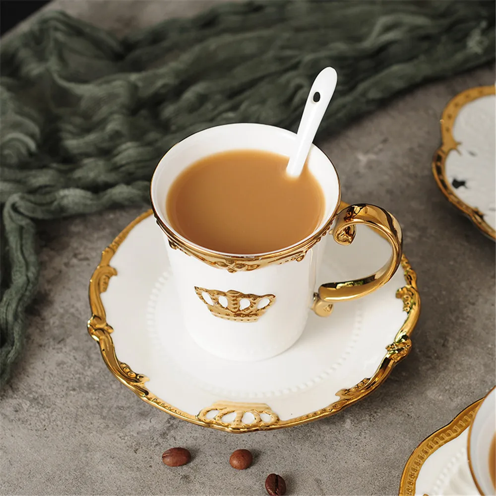 Чашки кофейные с золотом. Позолоченная кружка. Золотая чашка. Чашки кофейные с золотом. Кофейная пара leander.